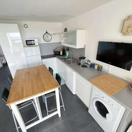 4 Pieces Avec Parking, Piscine Et Proche Au Cap D'agde - Fr-1-702-19 Agde