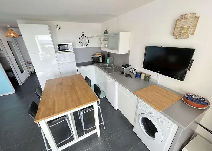 4 Pieces Avec Parking, Piscine Et Proche Au Cap D'agde - Fr-1-702-19 Agde