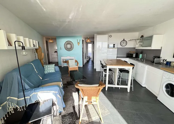 4 Pieces Avec Parking, Piscine Et Proche Au Cap D'agde - Fr-1-702-19 *