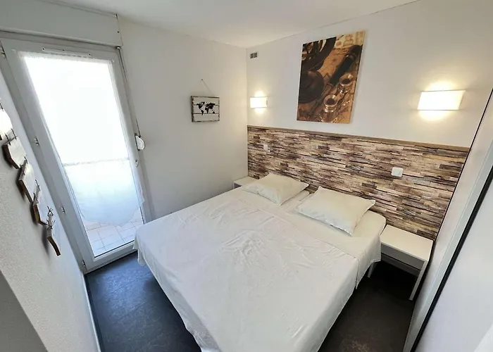 4 Pieces Avec Parking, Piscine Et Proche Au Cap D'agde - Fr-1-702-19 * Agde