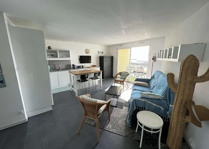 4 Pieces Avec Parking, Piscine Et Proche Au Cap D'agde - Fr-1-702-19 * Agde